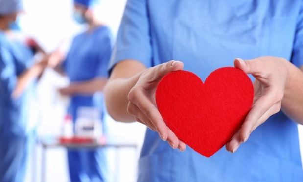 Primer trasplante parcial de corazón devuelve la esperanza a niño en Suiza.