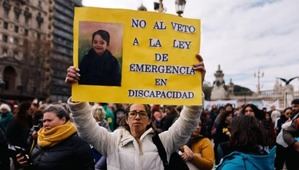 Protesta masiva en Buenos Aires contra reforma de pensiones por discapacidad