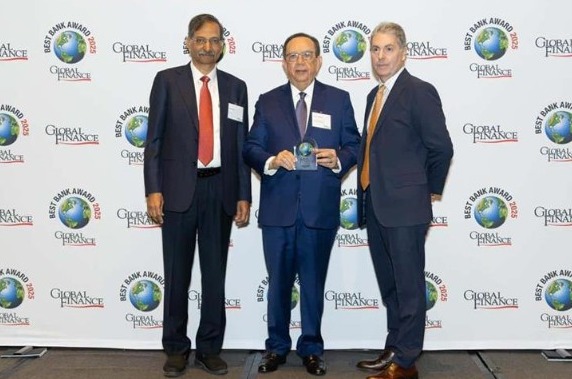 Héctor Valdez Albizu, reconocido como uno de los mejores gobernadores de bancos en el mundo.