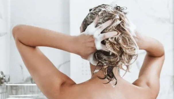 ¿Puede el champú reparar el cabello? Mitos capilares que los expertos desmienten.