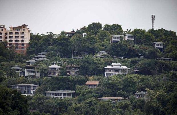 Fotografía del 5 de septiembre que muestra a varios complejos hoteleros en Quepos (Costa Rica).