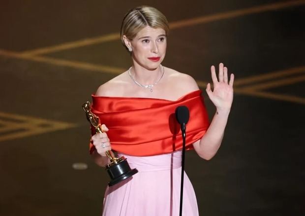 Jessie Buckley habla al recibir el Óscar a mejor actriz en la edición 98.ª de los premios de la Academia.