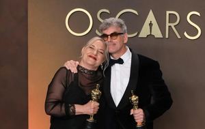 Tamara Deverell (i) y Shane Vieau posan con la estatuilla que los reconoce como ganadores en mejor dirección de producción por ‘Frankenstein’.