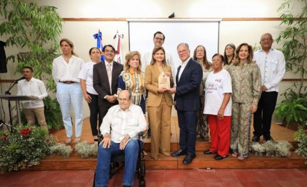 Raquel Peña encabezó encuentro de Cooperadores de Salud