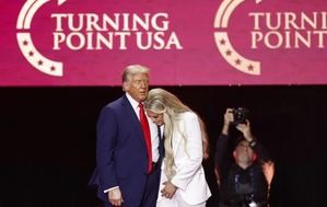 El presidente de EE.UU., Donald Trump, y la viuda de Charlie Kirk en el homenaje al activista asesinado.