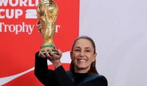 Sheinbaum carga la Copa del Mundo.