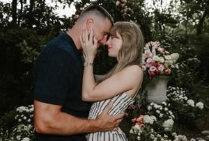 Taylor Swift y Travis Kelce anuncian su compromiso