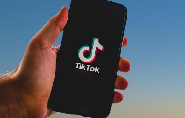 TikTok se lanza a los pódcasts con iHeartMedia y formatos filmados.