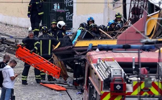 Rescatistas y bomberos trabajan en el lugar del descarrilamiento del funicular Gloria en Lisboa, Portugal, el 3 de septiembre de 2025. Al menos tres personas murieron en el descarrilamiento, y los servicios de emergencia informaron de varios heridos y otros aún atrapados en el lugar. 