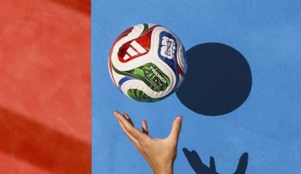 Imagen cedida por la FIFA del balón oficial de la Copa Mundial, el Trionda.