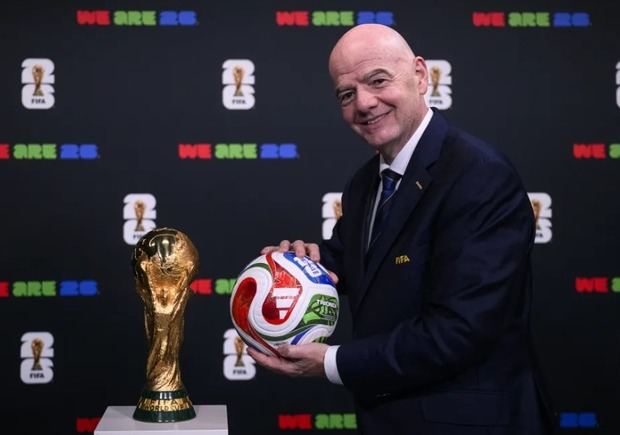 El presidente de la FIFA, Gianni Infantino, presenta el balón oficial de la Copa Mundial de 2026 en la sede del organismo.
