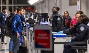 Crisis en aeropuertos: Trump firma medida para pagar a agentes de seguridad