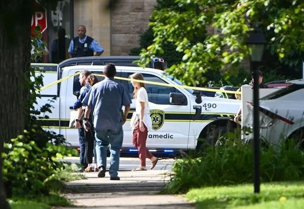 Agentes de policía atienden la emergencia causada por un tiroteo en Minneapolis, Minesota (EE.UU.), este 27 de agosto de 2025. 