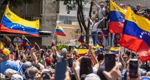 Venezuela vive en “tensa calma”: amenazas aéreas, vuelos cancelados y un país que no puede detenerse