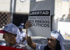 Excarcelan a 99 presos políticos en Venezuela, más de 900 siguen tras las rejas