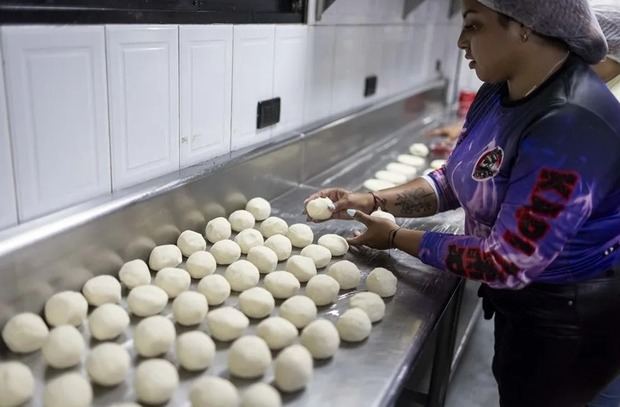 Una mujer prepara prepara arepas este sábado, en Caracas (Venezuela).