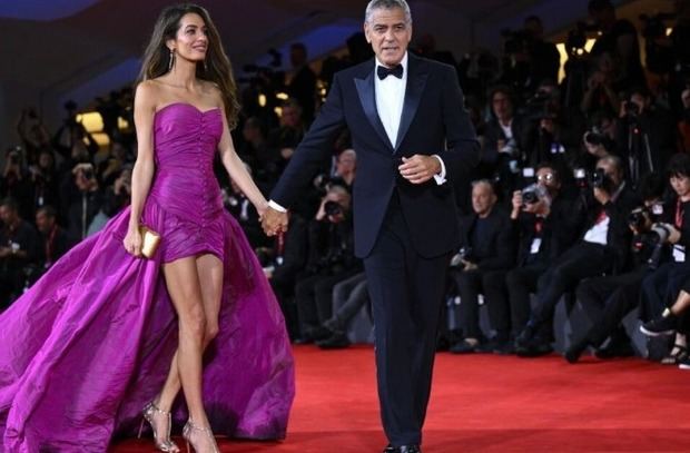La abogada Amal Clooney se robó el show con su vestido vintage en la alfombra roja del Festival de Cine de Venecia 2025. 