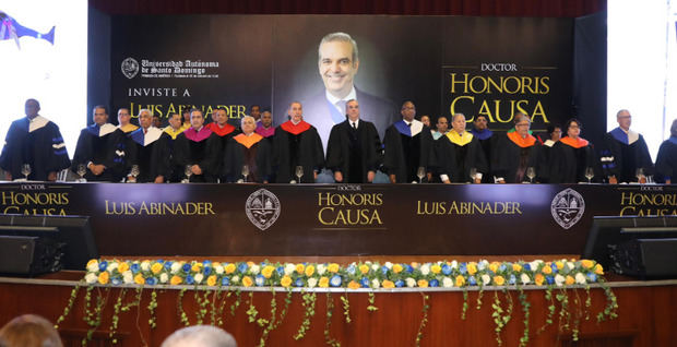 Presidente Abinader recibe doctorado.