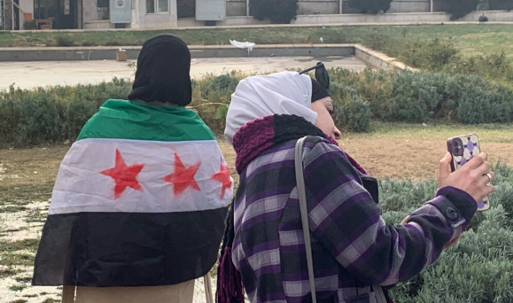 Dos mujeres pasean este jueves en la Plaza de los Omeyas en Damasco, ciudad que vive unos días de transición tras la reciente caída del régimen de Bachar al Asad.