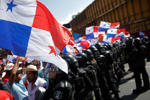 Manifestantes protestan contra la presencia de Marco Rubio en Panamá