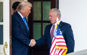 Rey Abdalá II intenta calmar a Trump anunciando que Jordania recibirá 2,000 niños de Gaza