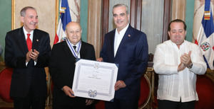El Presidente Abinader honra a Franklyn Holguín con la Orden Duarte, Sánchez y Mella