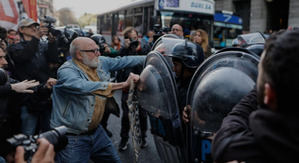 Una protesta de jubilados argentinos desata la mayor represión del Gobierno de Milei