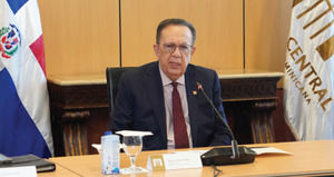 Gobernador Valdez Albizu se reúne con el FMI para evaluar la economía de la R. Dominicana