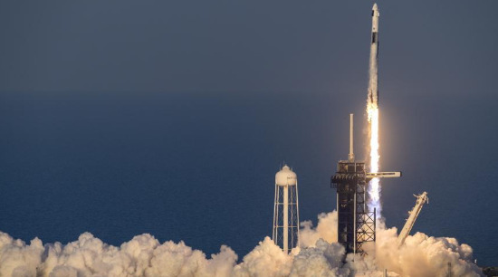 Nueva misión, que permitirá el regresó de astronautas varados, se acopla a la Estación Espacial Internacional.