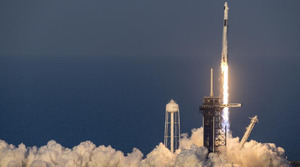 Nueva misión, que permitirá el regresó de astronautas varados, se acopla a la EEI