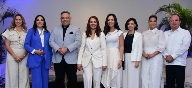 Julissa Báez, Iris Espinal, Hernando Gómez, Ana M. Ramos, Yermys Peña, Fernanda Muñoz, Reyna Echenique y Osmán González.