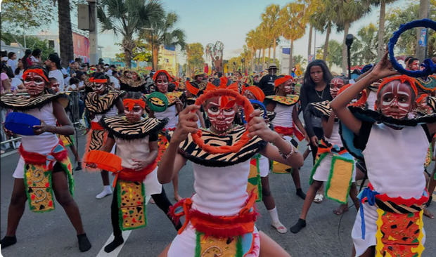 Alrededor de 150 comparsas de todo el país desfilaron por el malecón en el cierre del carnaval.