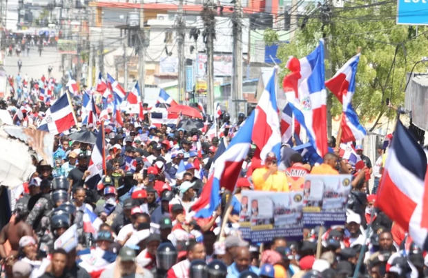 Fernández y dirigentes del PLD condenan 'represión' de marcha en el Hoyo de Friusa.