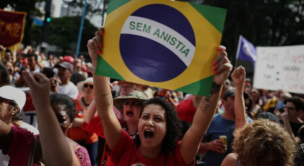 Cientos de brasileños exigen encarcelar a Bolsonaro y tumbar el proyecto de amnistía.