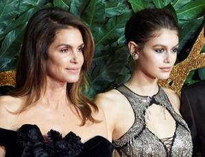 Zara confia en Cindy Crawford y en su hija Kaia para mostrar prendas sencillas y versátiles