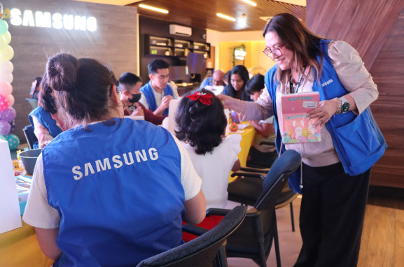 Colaboradores de Samsung promueven el aprendizaje y la diversión a través de su programa de voluntariado.
