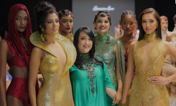 Diseños de Gianina Azar brillan en pasarela de Quito rumbo a la Semana de la Moda de Nueva York.
