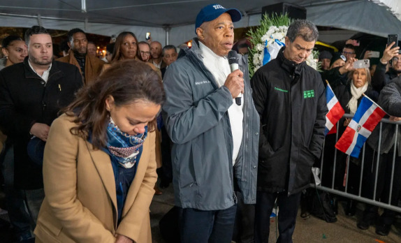 El alcalde de Nueva York visita Santo Domingo en solidaridad por la tragedia en discoteca.