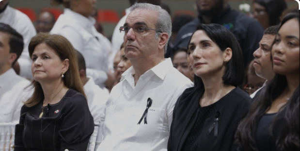 El presidente Luis Abinader, en compañía de la primera dama Raquel Arbaje y la vicepresidenta Raquel Peña.
