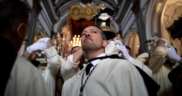 El actor ante la Virgen de Lágrimas y Favores.
