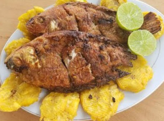 Pescado frito con tostones.