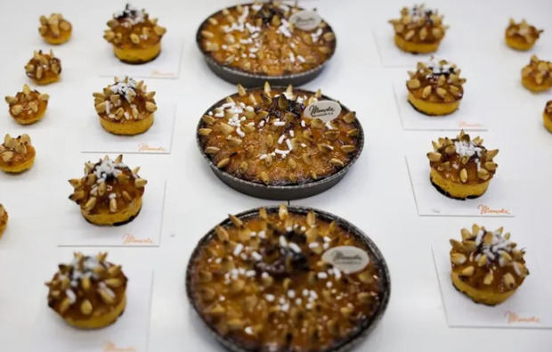 Detalle de unos 'arnadís' de la pastelería Monpla, un dulce típico de la Semana Santa en tierras valencianas. 