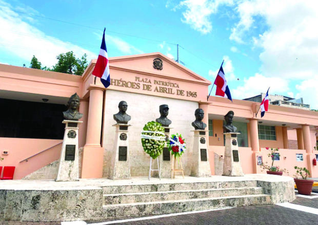 Plaza Patriótica Héroes de Abril de 1965.