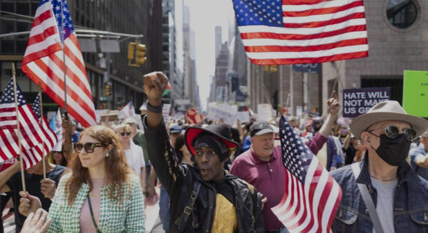 Protesta contra el Gobierno de Trump en Nueva York clama contra el 'odio' y la 'censura'.