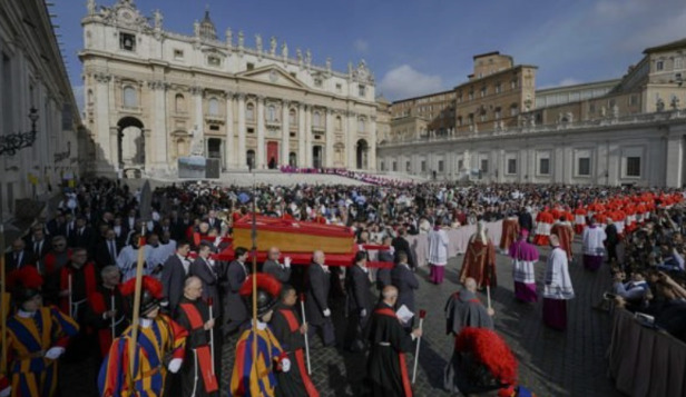 Más de 90,000 personas han pasado por la capilla ardiente del papa Francisco.