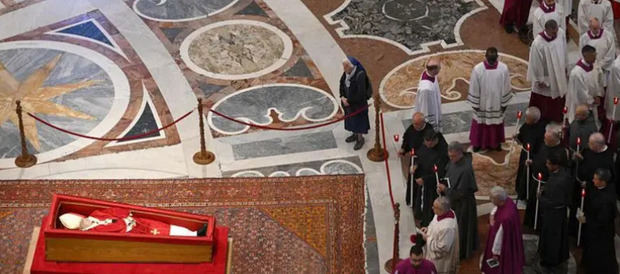 Mientras los cardenales y demás jerarcas de la Iglesia desfilaban, la monja francesa permaneció estática durante unos minutos.