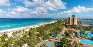 Sol y playa sin turistas: el otrora motor de la economía cubana, en crisis
