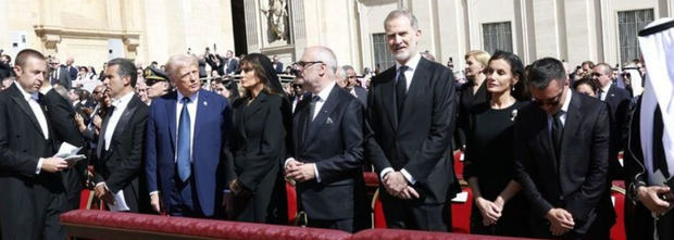 Los reyes Felipe y Letizia, cerca de Donald y Melania Trump en el funeral del papa Francisco .