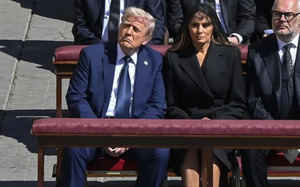Melania Trump dice que rezó por la paz en el mundo durante el funeral del papa Francisco