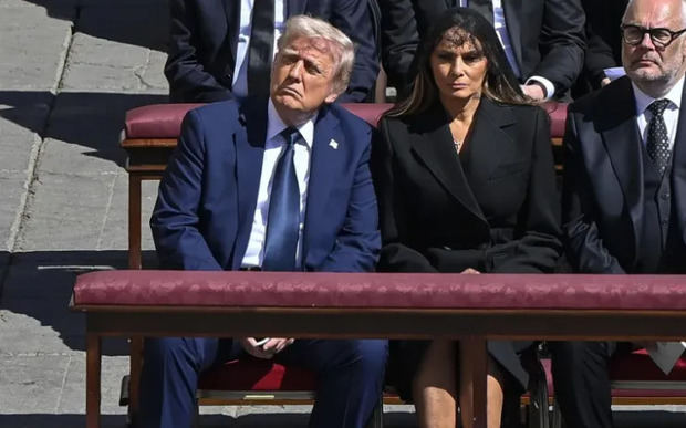 El presidente de Estados Unidos, Donald Trump (i), junto a su esposa, Melania (d), durante el funeral del difunto papa Francisco, el 26 de abril de 2025, en el Vaticano.